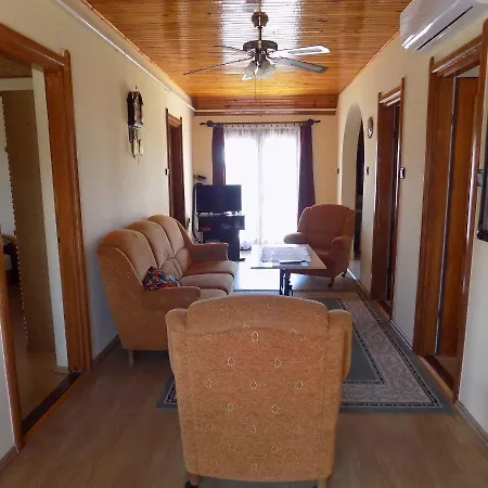 Three-bedroom In I דירה